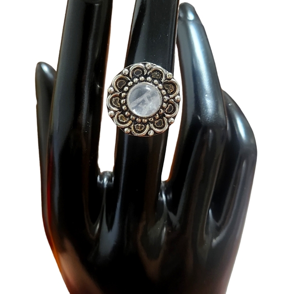 Daisy Flower Style Sterling Silver Ring Size 6 - Picture 1 of 4